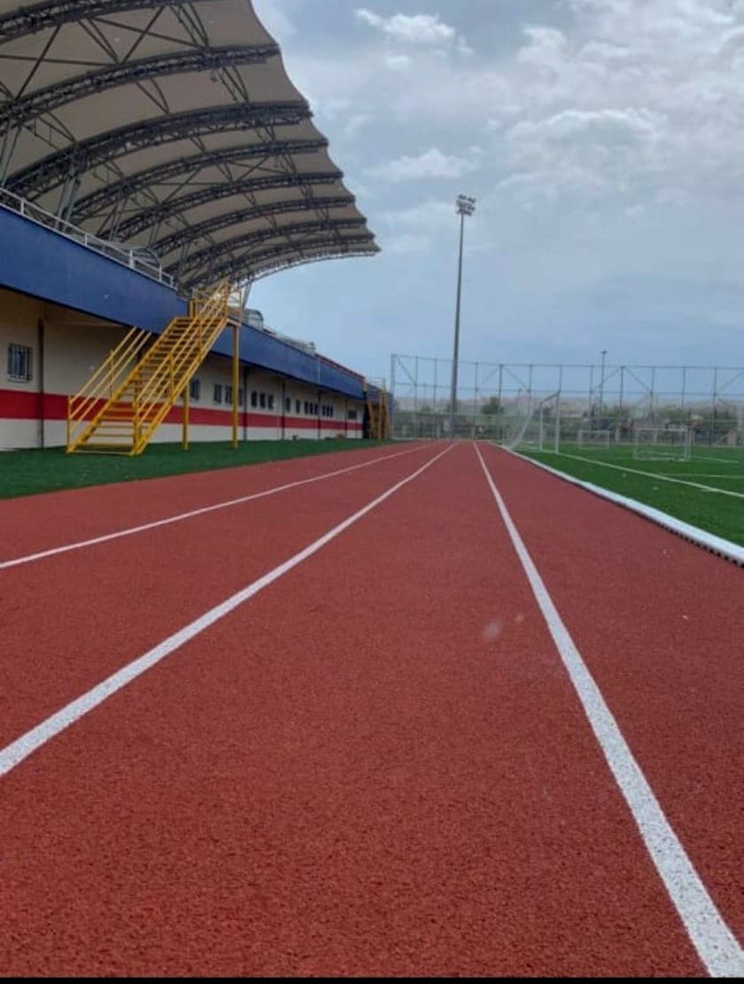 Piste d'athlétisme rouge en stade