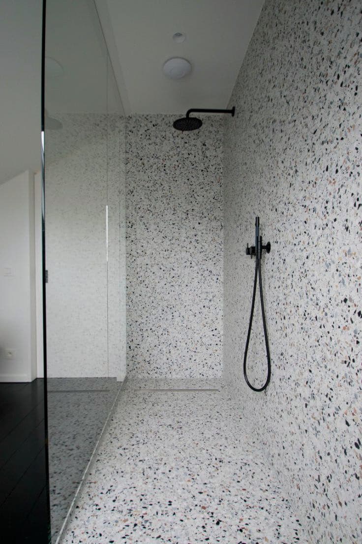 Douche en terrazzo blanc et noir